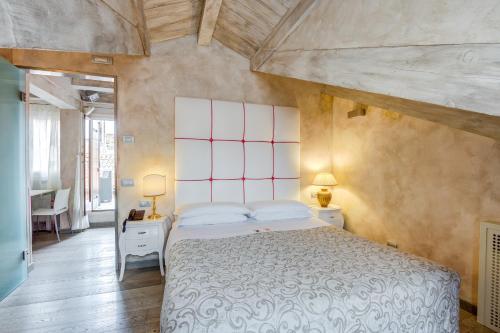 a bedroom with a large bed in a room at Hotel Antiche Figure in Venice