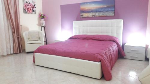ノートにあるDa Francesco e Graziellaのベッドルーム(白いベッド、紫色の掛け布団付)