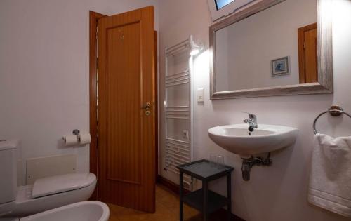 フンシャルにあるOurMadeira - Casa das Vinhas, charmingのバスルーム(洗面台、トイレ、鏡付)