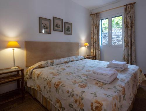 フンシャルにあるOurMadeira - Casa das Vinhas, charmingのベッドルーム1室(タオル付)