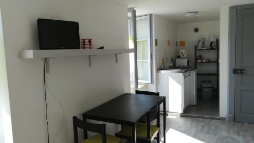 Kuchyň nebo kuchyňský kout v ubytování Le Pavillon de l’île au Trésor