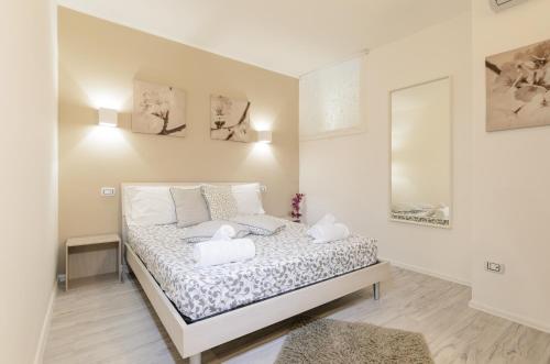 1 dormitorio con 1 cama con 2 almohadas en Holiday Home Taormina 2, en Taormina