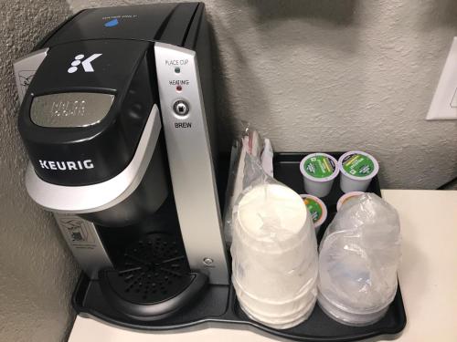 a black and white sewing machine and some cups at Best Western McMinnville Inn in McMinnville