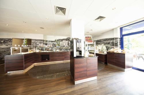 una tienda con encimeras de madera en una habitación en Best Western Hotel Wetzlar, en Wetzlar