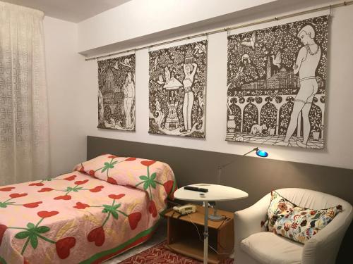 una camera con letto, tavolo e sedia di Il ramo d'oro a Napoli