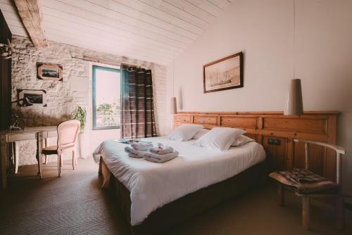 Una cama o camas en una habitación de Un Banc au Soleil