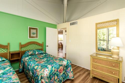 Llit o llits en una habitació de The Reef at Marathon by Capital Vacations