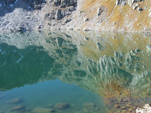 une masse d'eau devant une montagne dans l'établissement Haus St. Michael 2, à Binn