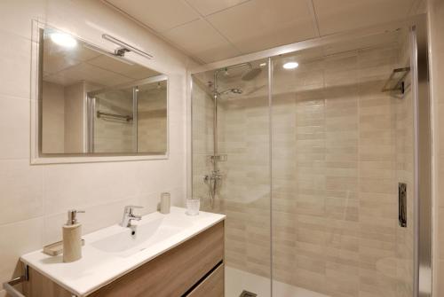 a bathroom with a sink and a glass shower at AZ El Balcón de Torre Nueva I in Zaragoza