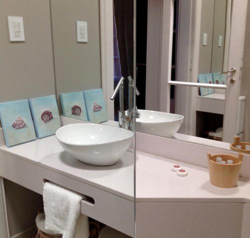 ein Badezimmer mit einem weißen Waschbecken und einem Spiegel in der Unterkunft Elena in Azul