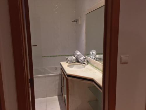 Et badeværelse på Apartamento novo muito confortável com vista Rio