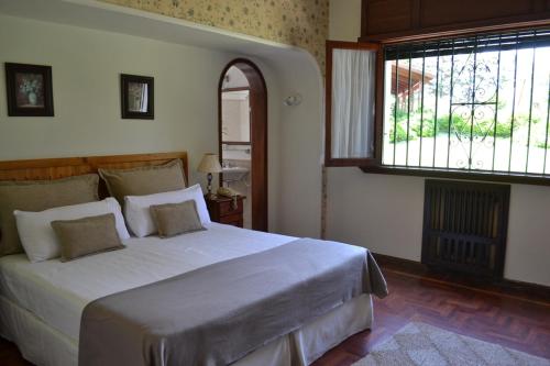 Un dormitorio con una cama grande y una ventana en Ca´Montana Hostal Boutique en La Falda