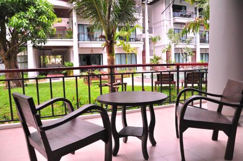 Balkón nebo terasa v ubytování Navatara Phuket Resort
