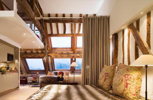 une chambre avec un grand lit et de grandes fenêtres dans l'établissement La Venelle Saint Jean, à Honfleur