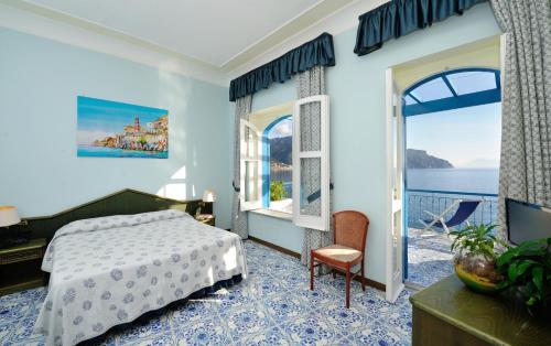 A bed or beds in a room at Hotel Villa San Michele
