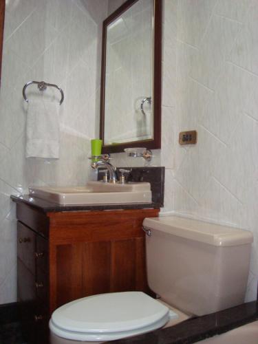 Bilik mandi di Casa del Aguacate Cumbaya - Tumbaco