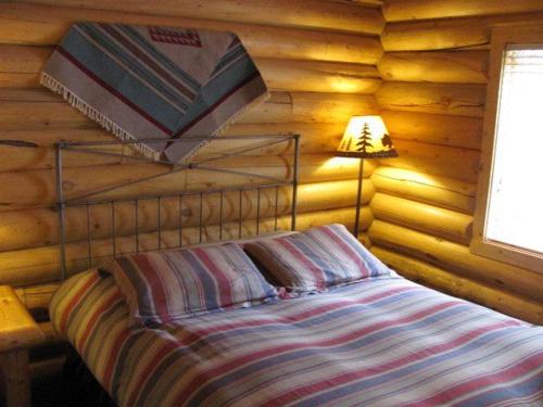 Ένα ή περισσότερα κρεβάτια σε δωμάτιο στο Adventure Lodge