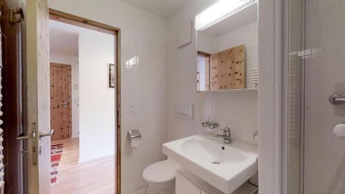 シルヴァプラーナにあるZuonder 36の白いバスルーム(シンク、鏡付)
