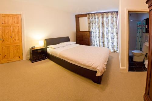 Uma cama ou camas num quarto em Somerton House Rooms Only