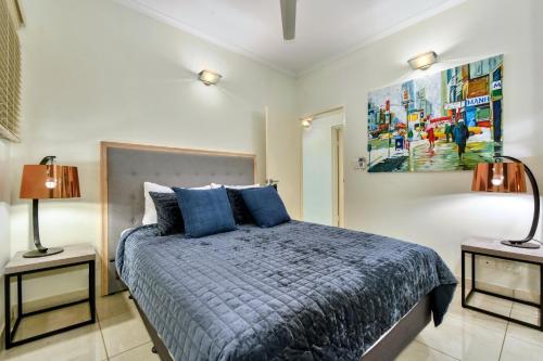 A bed or beds in a room at Luxury Darwin City Lights Jacuzzi Central Location Large House New Furnishings