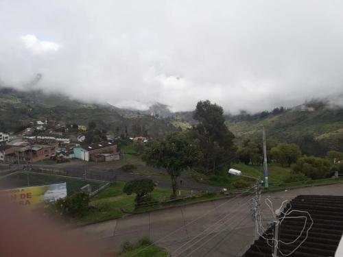 - une vue sur la ville et la montagne dans l'établissement Hotel Casa Blanca Mirador, à Güicán