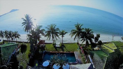 Baan Phulay Luxury Beachfront Villaの敷地内または近くにあるプールの景色
