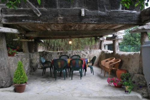 a patio with a table and chairs in a building at La Casina de Mon in Quintana de Llanes