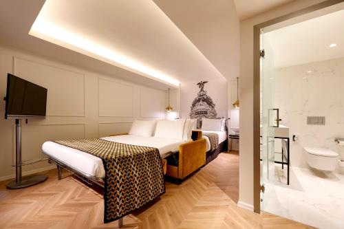 Pokój hotelowy z 2 łóżkami i łazienką w obiekcie Eurostars Madrid Gran Vía w Madrycie