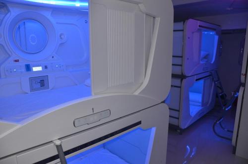 een lege kamer met een machine met blauwe verlichting bij Nap Corner - Cornerstay - Nap for Sale in Male City