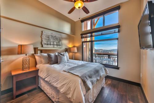 Säng eller sängar i ett rum på Sundial Lodge Larger Penthouse by Canyons Village Rentals