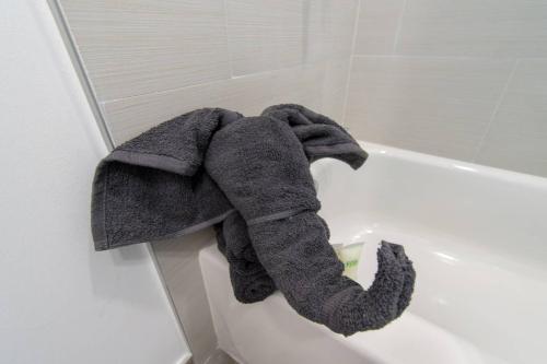 a stuffed elephant on the side of a bath tub at Cozy apartment wsteps to beach boardwalk in Hollywood