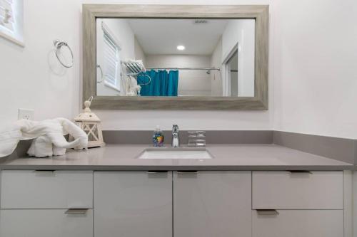 een badkamer met een wastafel en een spiegel bij MODERN OCEANSIDE 1 BEDROOM APT UNIQUE & COZY # 8 in Hollywood