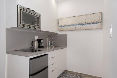 Köök või kööginurk majutusasutuses MODERN OCEANSIDE 1 BEDROOM APT UNIQUE & COZY # 8