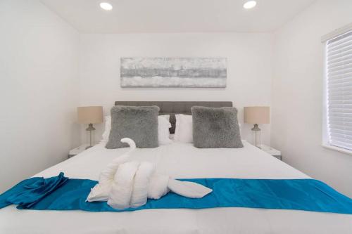 Un pat sau paturi într-o cameră la DESIGNER 1 BEDROOM APT - A MASTER SUITE UNIT # 7