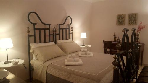 una camera da letto con un letto con due vassoi sopra di Maison de Famille ad Acerenza