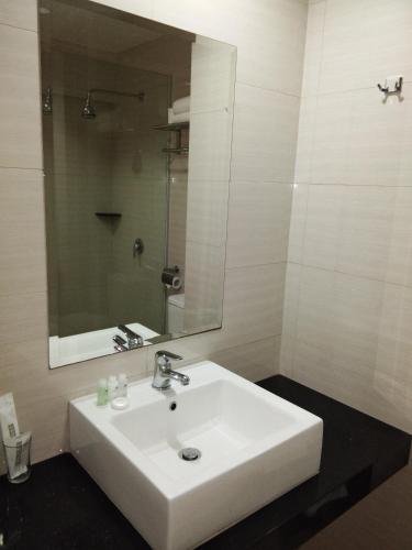 Bilik mandi di Kinabalu Daya Hotel