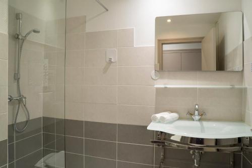Ένα μπάνιο στο Contact Hôtel O'Nice Saintes