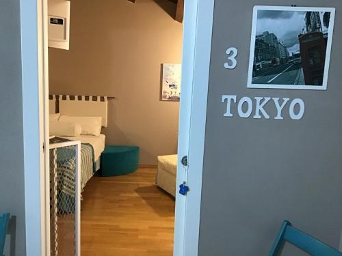 una stanza con una porta con un cartello tokyo di Original b&b a Porto Torres