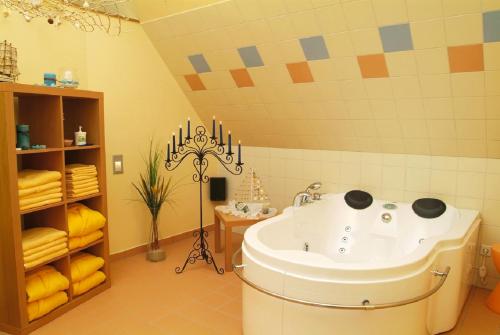y baño con bañera y lavamanos. en Alte Schleiferei, en Breitenbrunn