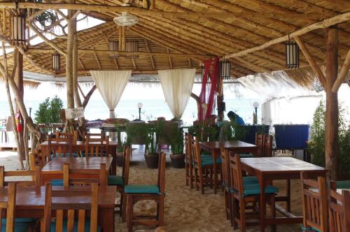 Thai House Beach Resort 레스토랑 또는 맛집