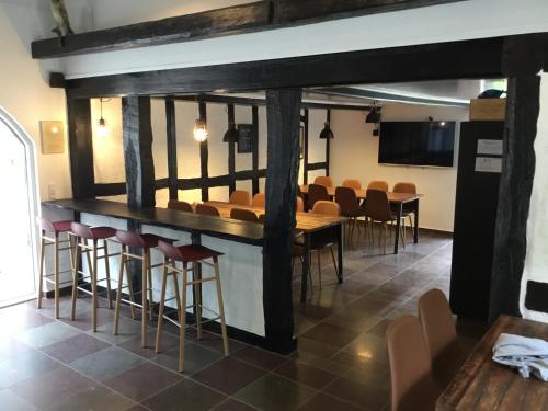 a bar in a room with a bunch of chairs at Hørhavegården B&B in Højbjerg