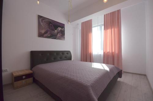 - une chambre avec un lit et une fenêtre dans l'établissement Rya Home 1, à Bucarest