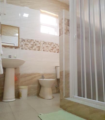 Ένα μπάνιο στο Colosseo Apartments