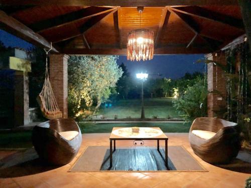 un patio con una mesa y 2 sillas y una luz en Villa Charme, en San Marzano sul Sarno