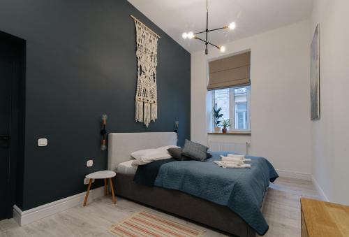 - une chambre avec un lit et une couverture bleue dans l'établissement Apartment on Mikhalcuk, à Lviv