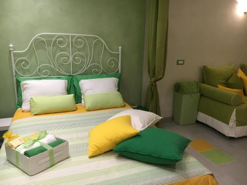 een slaapkamer met een bed met groene en gele kussens bij VerdeLimone in Monterosso al Mare