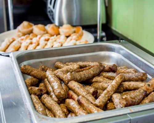 ein Metalltablett mit Donuts auf einem Tisch in der Unterkunft Sleep Inn Walterboro I-95 in Walterboro