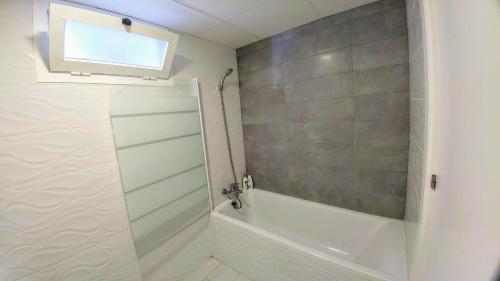 Et badeværelse på Apartamentos Halcón