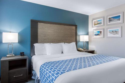 a bedroom with a large bed with a blue wall at Cielo Hotel Bishop-Mammoth, an Ascend Collection Hotel in Bishop