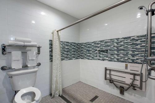 e bagno con servizi igienici e doccia. di OC Hotel a Costa Mesa
